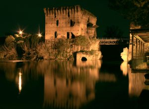 Ponte Visconteo di Borghetto (la Rocca centrale, foto notturna)