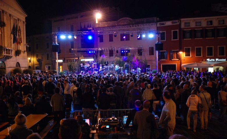 spettacolo musicale in piazza XXVI Aprile